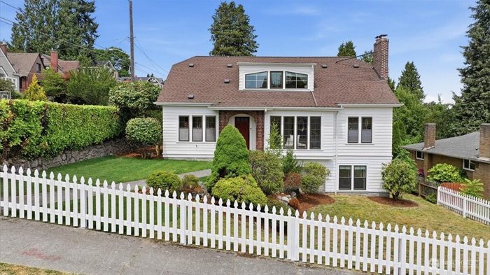 Lead image for 1902 NE 73rd Street Seattle