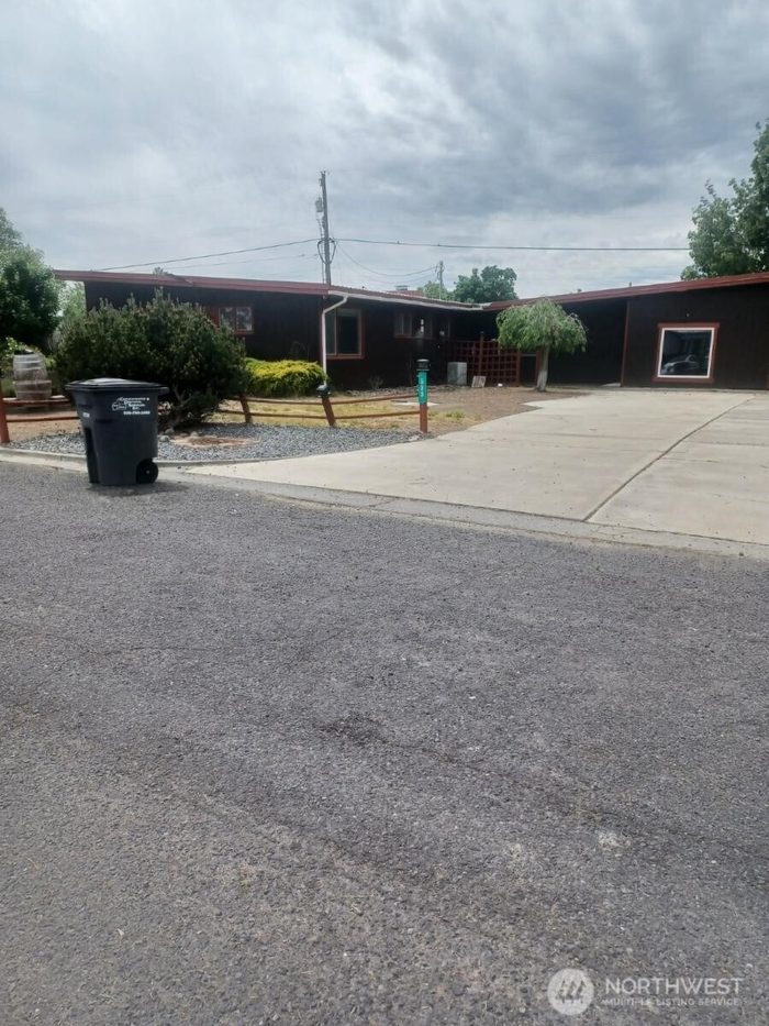 Lead image for 533 Fairchild Loop Moses Lake
