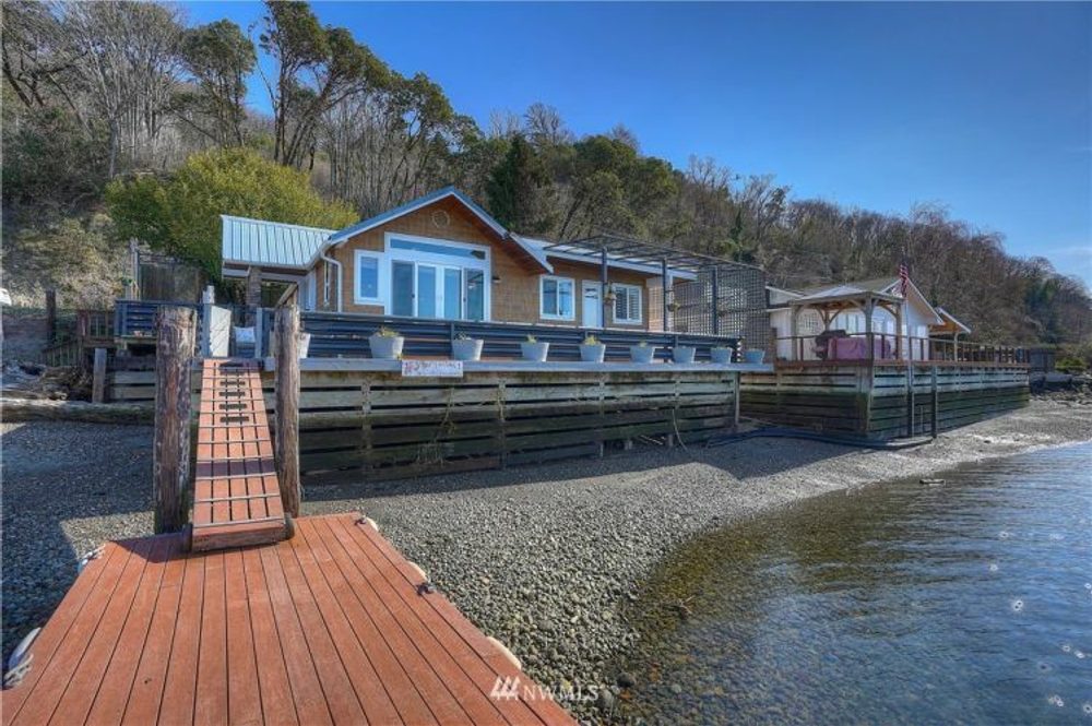 Remodeled Waterfront Home In NE Tacoma