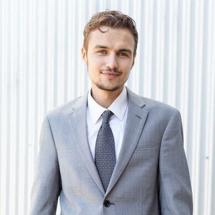 Professional Headshot of Simon Karavai