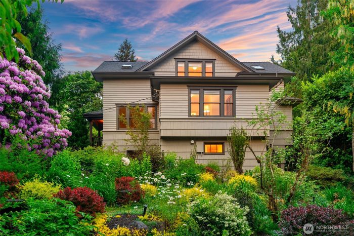 Lead image for 2701 NE 94th Street Seattle