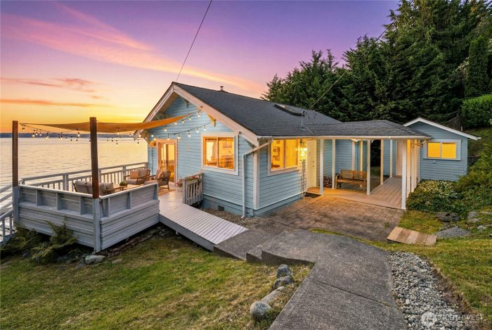 Lead image for 10932 Vashon Hwy SW Vashon