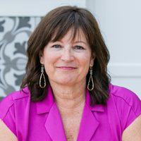 Professional Headshot of Kelli Jo Hjalseth