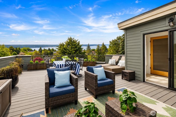 Lead image for 3215 W Lynn Street Seattle