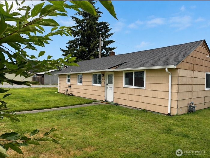 Lead image for 805 1/2 4TH Avenue SW Puyallup